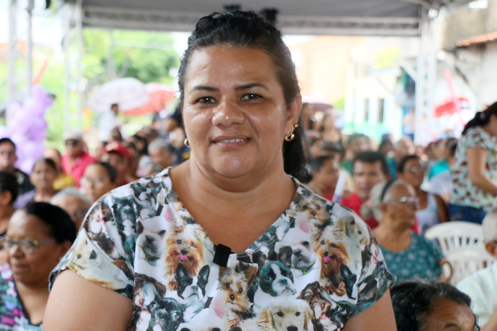 mulher posa para foto sorrindo